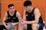 高诗岩指导于明鑫:篮下要主动要位要球 随便个中锋上来就要你位