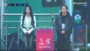 身材比真好!韩国演员朴圣光和妻子来现场看林加德比赛😍