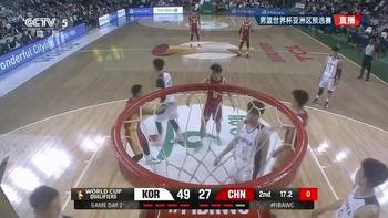 中国队半场落后20+!镜头给到场边的赵睿,正在低头玩表~