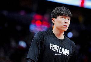 拼很凶！杨瀚森奋力卡住埃迪 迫使对方进攻3秒违例