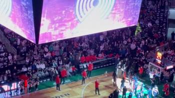 昔日夺冠功臣🏆霍勒迪被介绍入场,绿军主场球迷热烈欢迎!