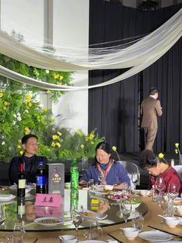 会尬不？一位喜欢打篮球的新郎 出场时以介绍篮球队员般出场😅